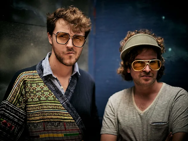 `Curls & Nods`