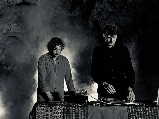 `Curls & Nods`