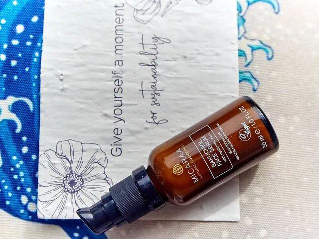 Das Bakuchiol Face Serum von MICARAA liegt in einer dunkelbraunen MICARAA Flasche auf einer Postkarte mit den Worten "Give yourself a moment for sustainability".