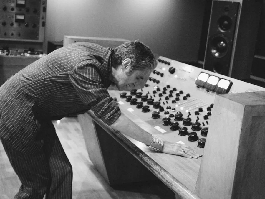 2026-02-12---perry-farrell-les-paul-cision-soundsvegan-com-jpg-imagine-282828_686868_1024_768